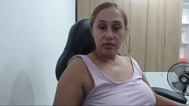 Snapshot of RoxanaLove9 chatting on April 13, 2026, 11:32 pm RoxanaLove9 online show from April 13, 2026, 11:32 pm