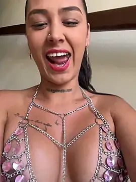 paisitahot1975 online show from February 19, 2025, 7:05 pm