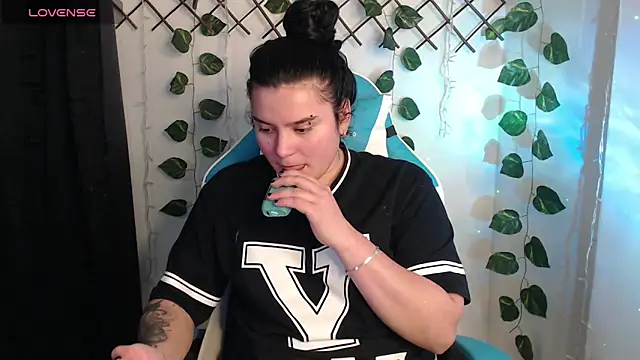 Snapshot of Nika_1_ chatting on April 16, 2026, 1:06 am Nika 1 online show from April 16, 2026, 1:06 am