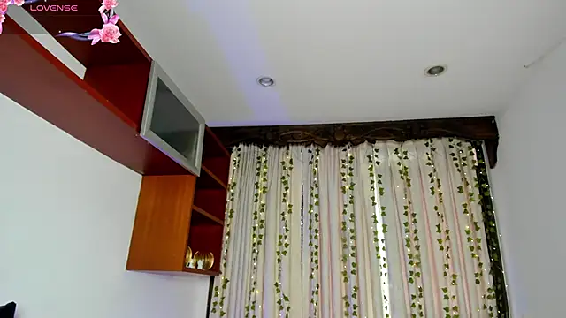 HannaRhodes online show from November 18, 2025, 3:05 pm