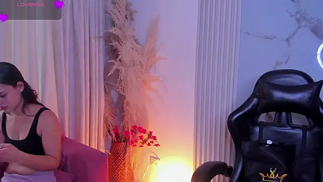 Snapshot of HannaRhodes chatting on April 28, 2026, 2:44 pm HannaRhodes online show from April 28, 2026, 2:44 pm