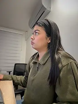 jennifer oliveira online show from December 5, 2025, 6:33 am