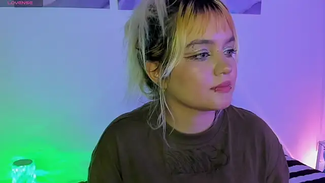 Snapshot of Pretty__zoe chatting on March 18, 2025, 11:09 pm Pretty  zoe online show from March 18, 2025, 11:09 pm