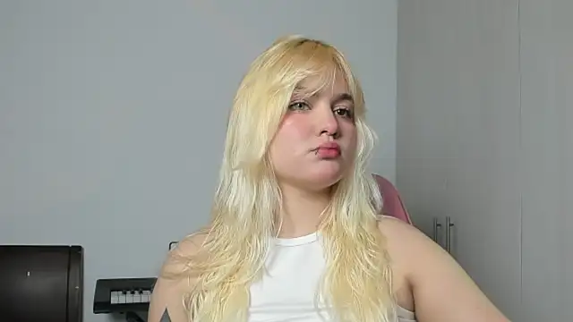 Snapshot of Pretty__zoe chatting on October 1, 2025, 5:52 pm Pretty  zoe online show from October 1, 2025, 5:52 pm