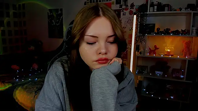 AkiraKatsu online show from April 19, 2026, 12:37 pm