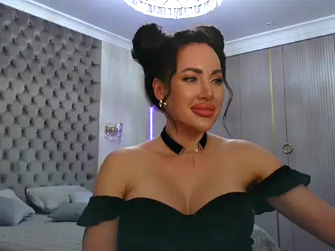 TianaPosh online show from February 6, 2025, 7:40 pm