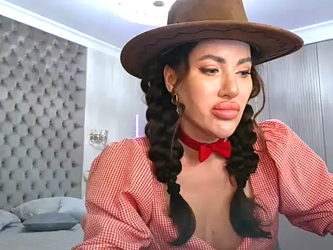 TianaPosh online show from February 14, 2025, 8:48 pm