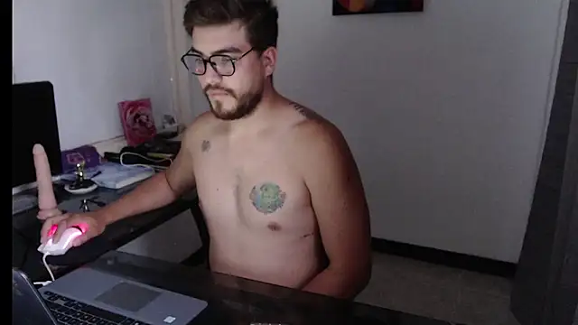 Snapshot of Dylanwish chatting on December 20, 2024, 10:43 pm Dylanwish online show from December 20, 2024, 10:43 pm