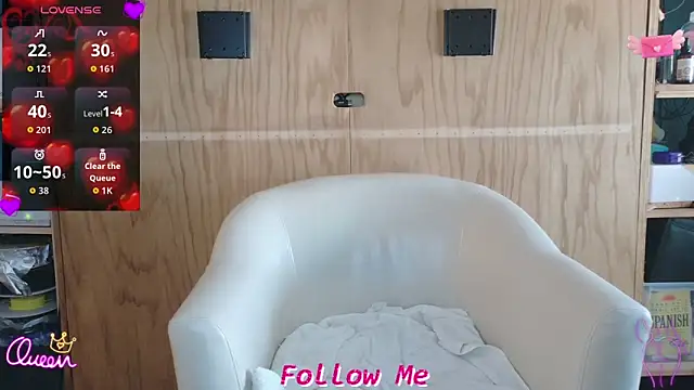 QueenYsuRey online show from April 14, 2026, 5:52 pm