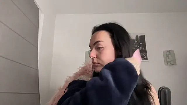 yorkshiregal online show from December 5, 2024, 3:48 am