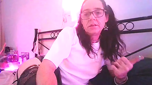 Snapshot of ingrid1982 chatting on September 24, 2025, 3:43 am ingrid1982 online show from September 24, 2025, 3:43 am