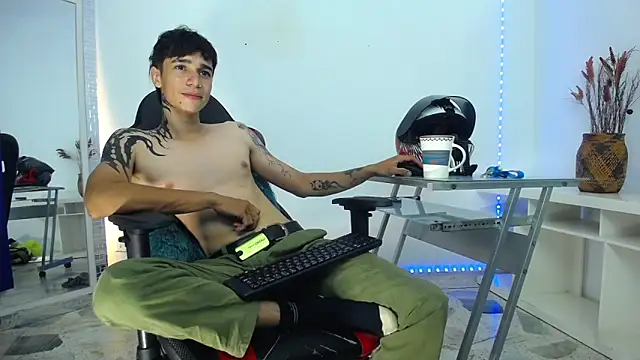 Zacktk7 online show from December 18, 2024, 2:32 am