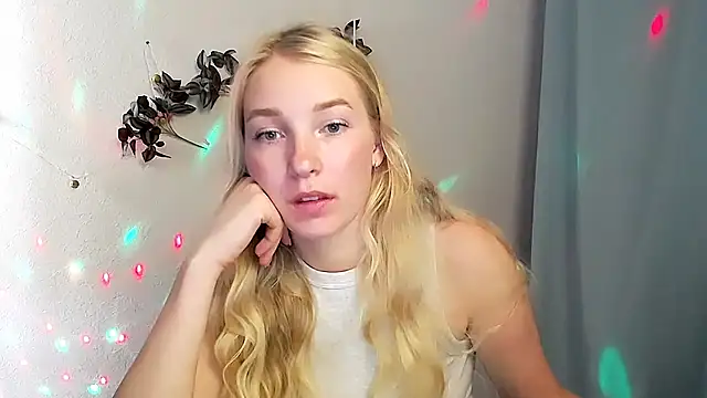 Snapshot of Queen_ofLove chatting on May 27, 2026, 8:44 am Queen ofLove online show from May 27, 2026, 8:44 am