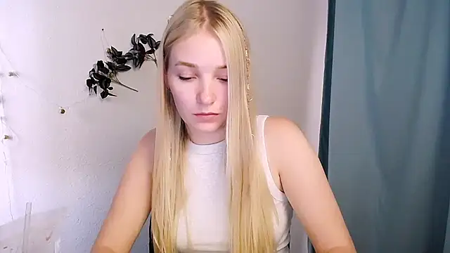 Snapshot of Queen_ofLove chatting on June 2, 2026, 8:05 am Queen ofLove online show from June 2, 2026, 8:05 am