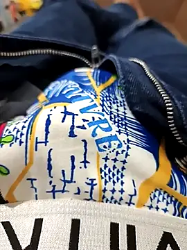 crrazy boy1  online show from October 2, 2025, 6:31 am