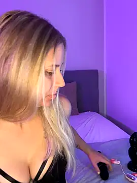 lunawolf21 online show from October 8, 2025, 6:22 am