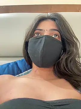 Lunaxx001 online show from April 1, 2026, 8:37 am