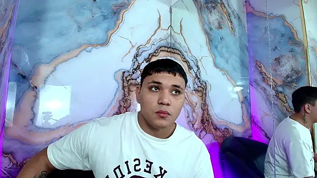 couple lovelyds online show from February 5, 2026, 8:46 pm