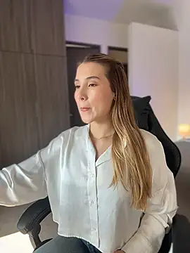 SophieRaily  online show from January 16, 2026, 5:06 pm