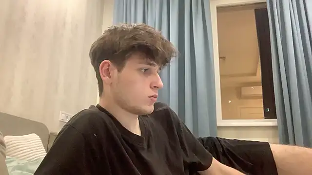 cutie guys online show from December 6, 2024, 4:06 pm