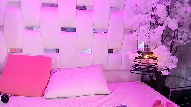 Parismorelli1 online show from April 18, 2026, 6:06 am