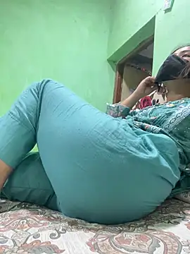 Black Glow online show from March 10, 2025, 5:07 pm