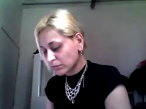 Snapshot of ariana_crazzy chatting on March 4, 2025, 7:32 pm ariana crazzy online show from March 4, 2025, 7:32 pm
