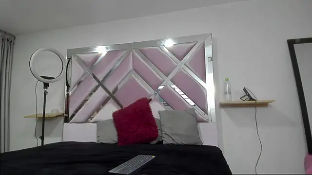 Violeett online show from December 6, 2024, 3:52 am