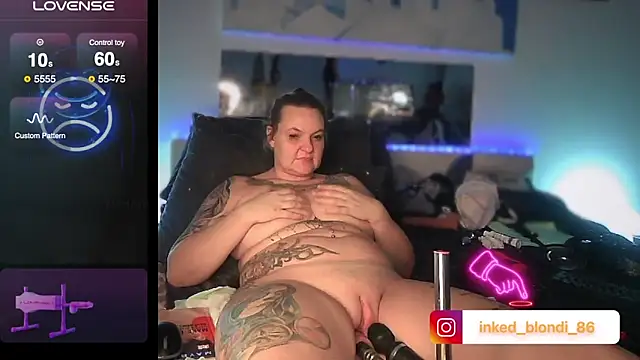 Snapshot of Inked_blondi chatting on February 7, 2025, 5:52 am Inked blondi online show from February 7, 2025, 5:52 am