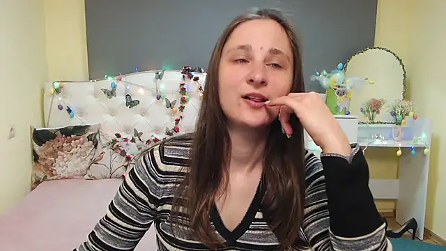 MichelLeee online show from April 6, 2026, 11:22 am