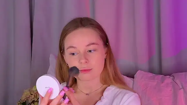 BeatriceEsmont online show from September 18, 2025, 7:38 pm