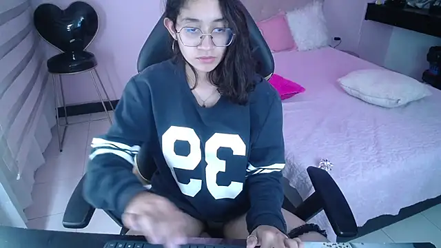 Lili Gomez  online show from December 30, 2024, 4:19 pm