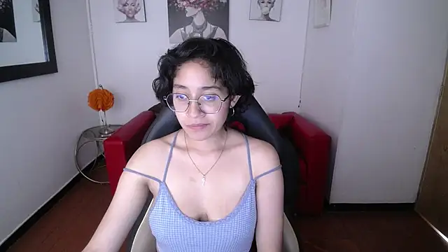 Lili Gomez  online show from February 10, 2025, 5:09 pm