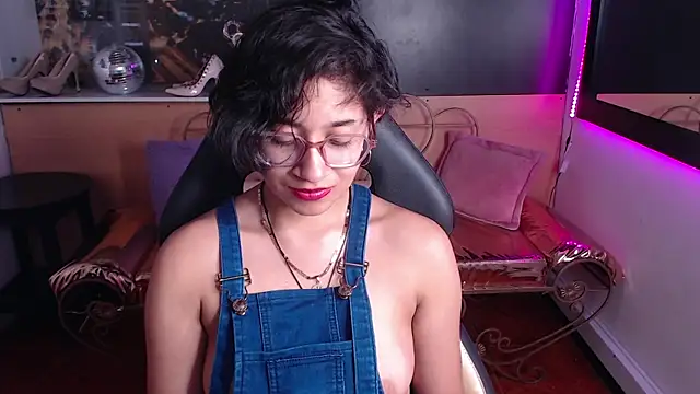Lili Gomez  online show from October 7, 2025, 1:30 pm