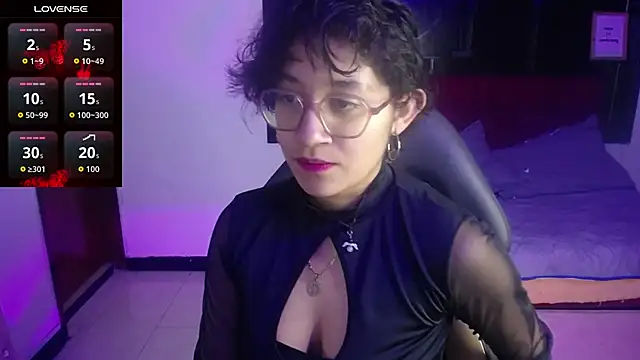 Lili Gomez  online show from October 12, 2025, 10:03 am