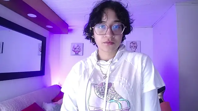 Lili Gomez  online show from November 12, 2025, 1:00 pm