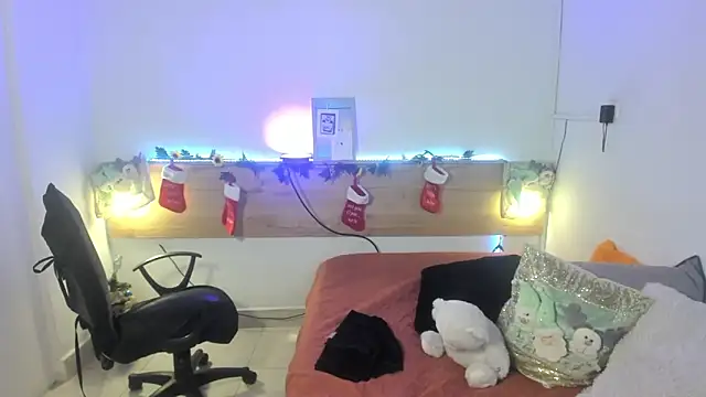 Snapshot of Emyli_rousse_ chatting on December 21, 2024, 1:42 pm Emyli rousse online show from December 21, 2024, 1:42 pm