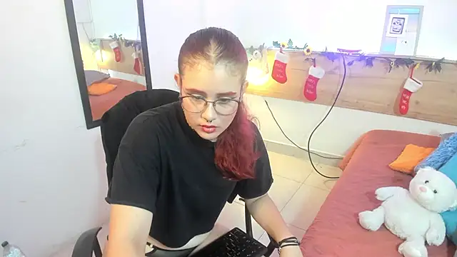 Snapshot of Emyli_rousse_ chatting on December 24, 2024, 1:28 pm Emyli rousse online show from December 24, 2024, 1:28 pm