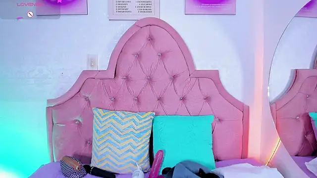 amandalee01 online show from November 7, 2025, 6:19 pm