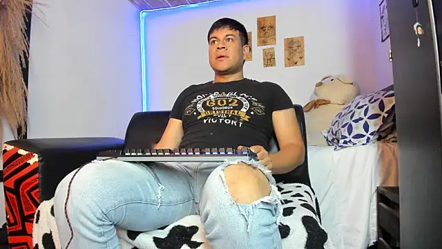 Nicolaskoling online show from December 12, 2024, 3:32 am