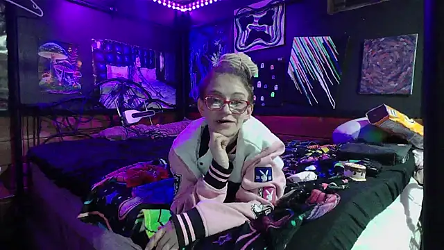 Stonermama666420 online show from December 23, 2025, 6:11 am