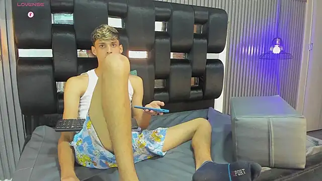 Alex Strip  online show from December 18, 2024, 5:26 am