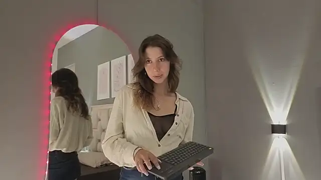 jolie lov online show from November 6, 2025, 1:23 pm