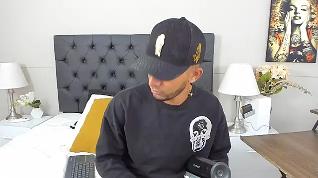 Snapshot of Robin_Rief chatting on February 25, 2025, 3:31 am Robin Rief online show from February 25, 2025, 3:31 am