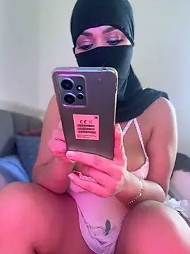 Queendiamon online show from January 2, 2025, 1:30 pm