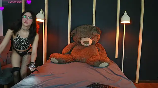 vampy dolll online show from March 17, 2025, 9:02 pm