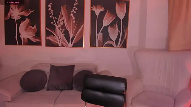 Snapshot of MiaFarrell_ chatting on February 13, 2026, 6:37 pm MiaFarrell online show from February 13, 2026, 6:37 pm