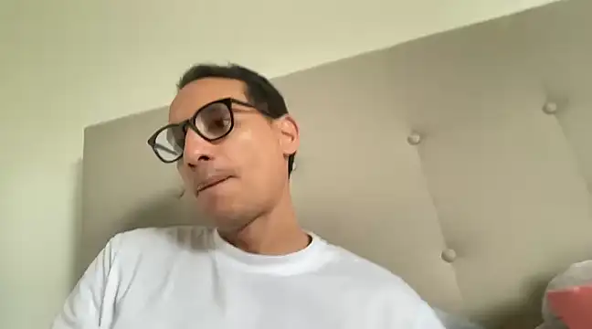 Snapshot of alex_ruiz85 chatting on February 14, 2025, 7:12 pm alex ruiz85 online show from February 14, 2025, 7:12 pm