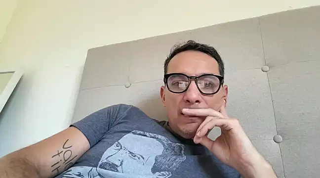 Snapshot of alex_ruiz85 chatting on March 5, 2025, 5:18 pm alex ruiz85 online show from March 5, 2025, 5:18 pm