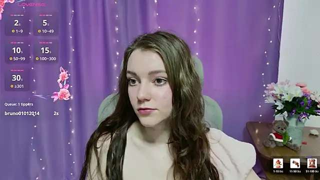 Lana  Cute  online show from May 18, 2026, 2:12 pm